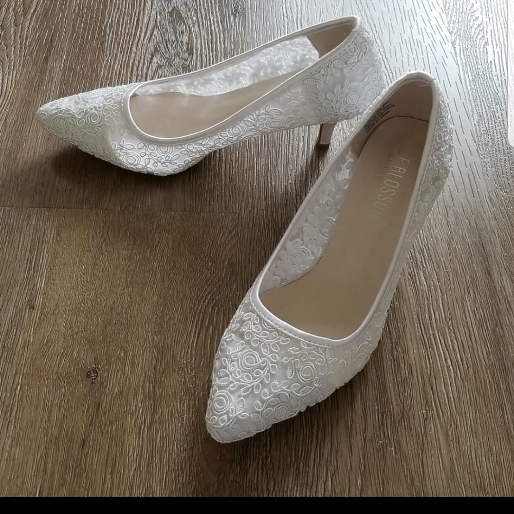 David's Bridal White Floral Lace Heels Size 6M